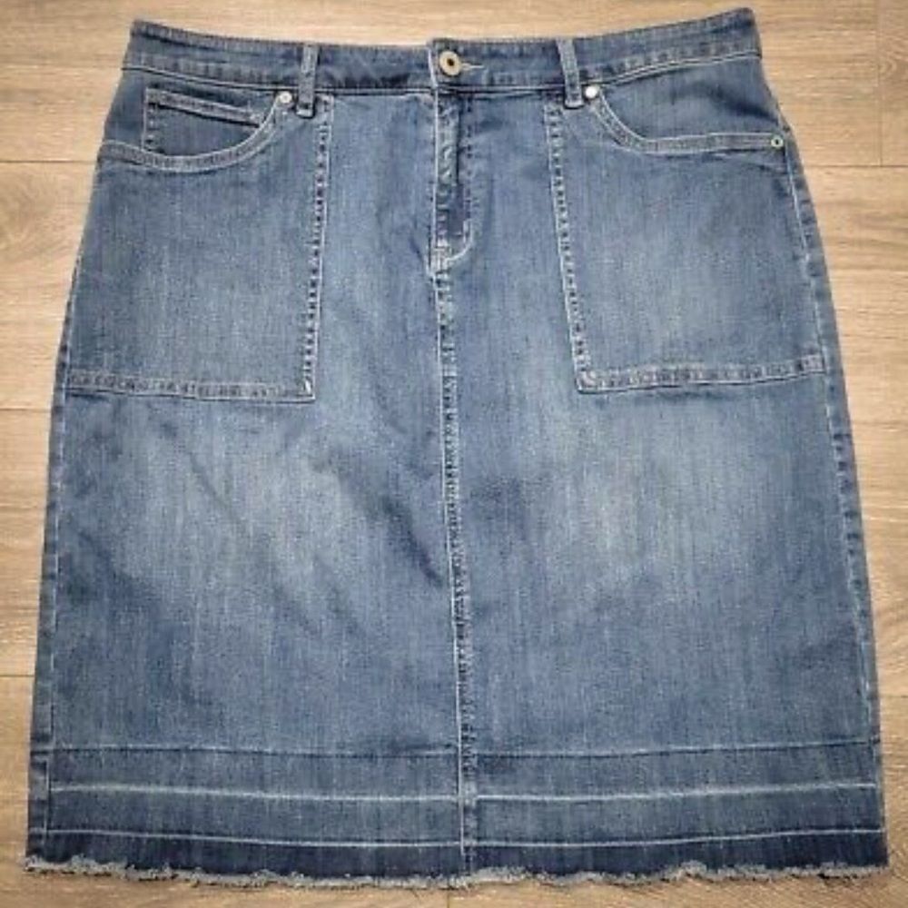 Christopher & Banks Women’s Denim Blue Distressed Skirt With Pockets Size 4